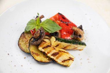 En iyi restoranda ızgara sebze.