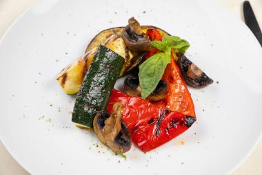 En iyi restoranda ızgara sebze.