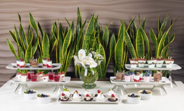 Restoranda yemek servisi.