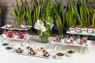 Restoranda yemek servisi.