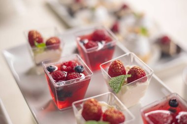 Restoranda yemek servisi.