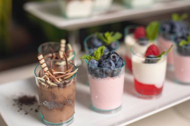 Restoranda yemek servisi.