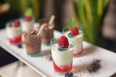 Restoranda yemek servisi.