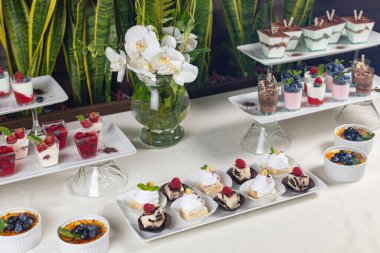 Restoranda yemek servisi.