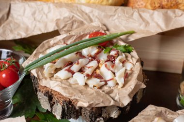 Restoranda yemek servisi.