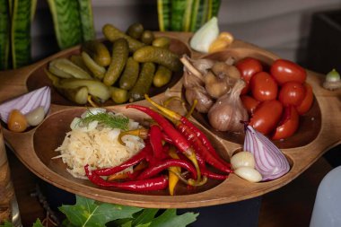 Restoranda yemek servisi.