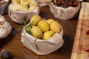 Restoranda yemek servisi.