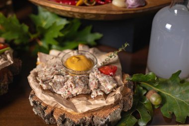 Restoranda yemek servisi.