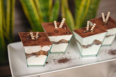 Restoranda yemek servisi.