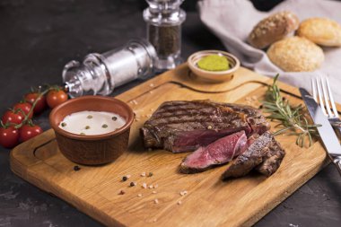 En iyi restorantta ahşap bir tahtanın üzerinde ızgara et.