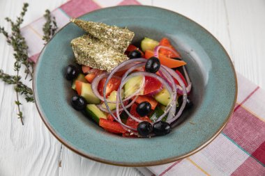 Beyaz arka planda salata