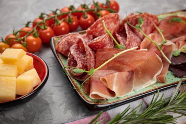 Gri beton arka planda İtalyan atıştırmalıkları