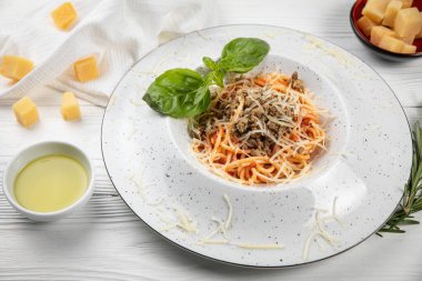 Beyaz ahşap arka planda İtalyan makarnası