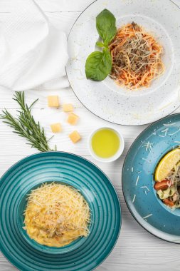 Beyaz ahşap arka planda İtalyan makarnası