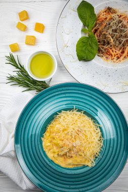 Beyaz ahşap arka planda İtalyan makarnası