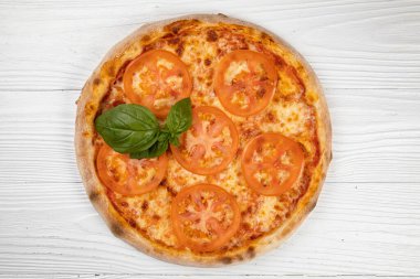Beyaz ahşap arka planda İtalyan pizzası