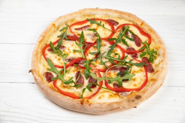 Beyaz ahşap arka planda İtalyan pizzası