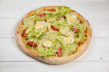 Beyaz ahşap arka planda İtalyan pizzası