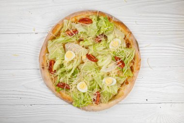 Beyaz ahşap arka planda İtalyan pizzası