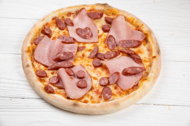 Beyaz ahşap arka planda İtalyan pizzası