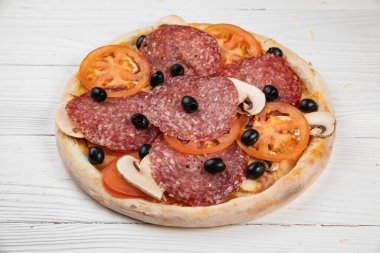 Beyaz ahşap arka planda İtalyan pizzası