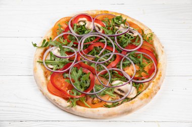 Beyaz ahşap arka planda İtalyan pizzası