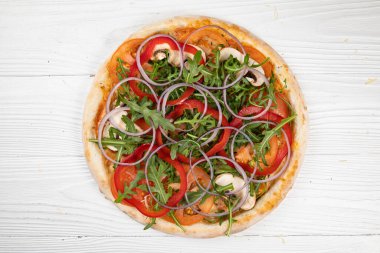 Beyaz ahşap arka planda İtalyan pizzası