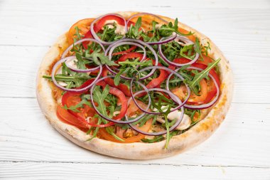 Beyaz ahşap arka planda İtalyan pizzası