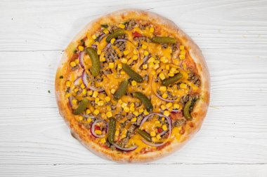 Beyaz ahşap arka planda İtalyan pizzası