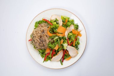 Beyaz arka planda salata