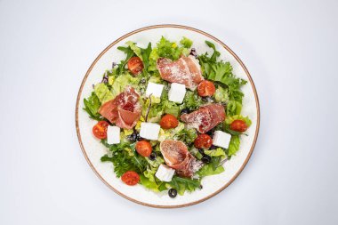 Beyaz arka planda salata