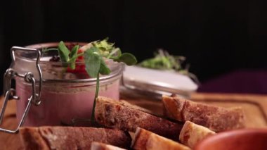 Tahtada et ezmesi, kızarmış ekmek ve sos.