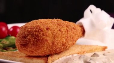 Beyaz tabakta Kiev 'de pirzola.