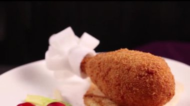 Beyaz tabakta Kiev 'de pirzola.