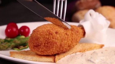 Beyaz tabakta Kiev 'de pirzola.