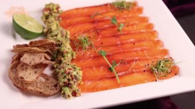 Limonlu somon carpaccio, mikro yeşil ve kızarmış ekmek.
