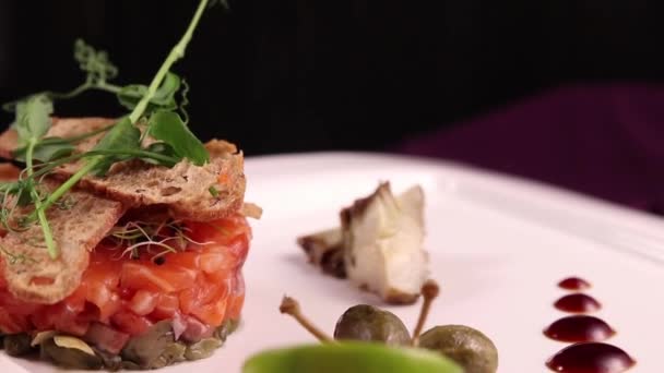 Chef Prepara Tartar Salmón Restaurante — Vídeo de stock