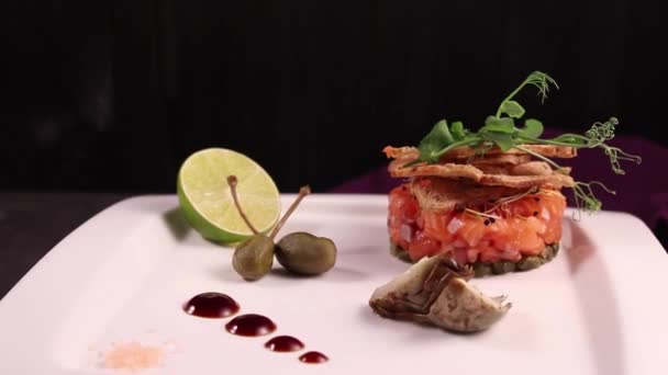 Chef Prepara Tartar Salmón Restaurante — Vídeos de Stock