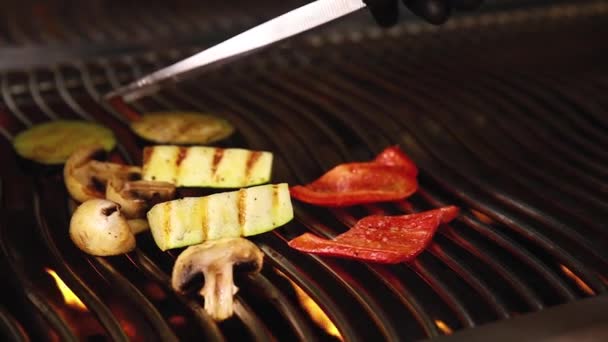 Szef Kuchni Przygotowuje Grillowane Warzywa Grillu — Wideo stockowe