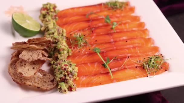 Carpaccio Salmón Con Lima Micro Verde Crutones — Vídeo de stock