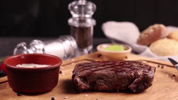 Vlees Steak Een Houten Plank Met Saus Specerijen — Stockvideo