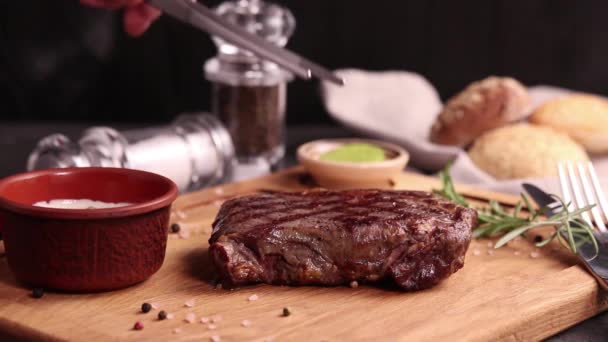 肉排在有酱料和调味品的木板上 — 图库视频影像