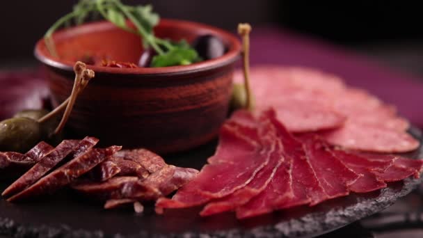 Aperitivos Carne Uma Chapa Pedra Com Azeitonas Tomates — Vídeo de Stock