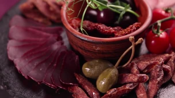 Aperitivos Carne Uma Chapa Pedra Com Azeitonas Tomates — Vídeo de Stock