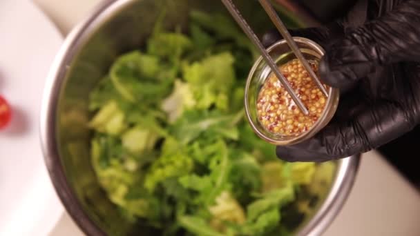 Séf Zöldség Paradicsom Uborka Mustár Salátát Készít — Stock videók