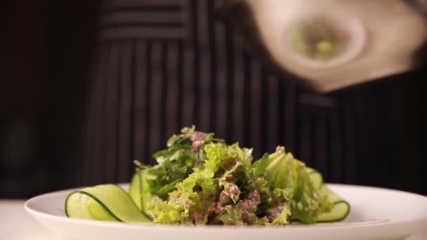 Cocinero Prepara Ensalada Verdura Los Tomates Los Pepinos Mostaza — Vídeos de Stock