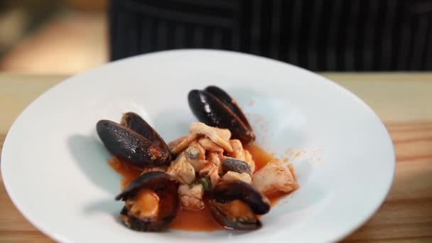 Cocinero Prepara Mariscos Restaurante — Vídeo de stock