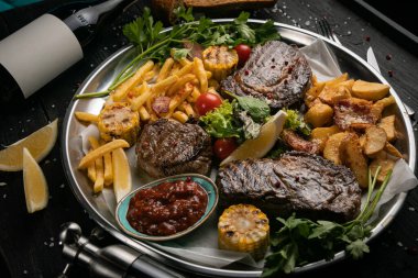 Siyah ahşap arka planda şaraplı et ızgarası.