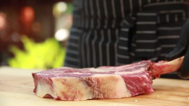Chef Sales Carne Tablero Madera — Vídeos de Stock