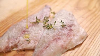 Şef etin üzerine zeytinyağı döker.